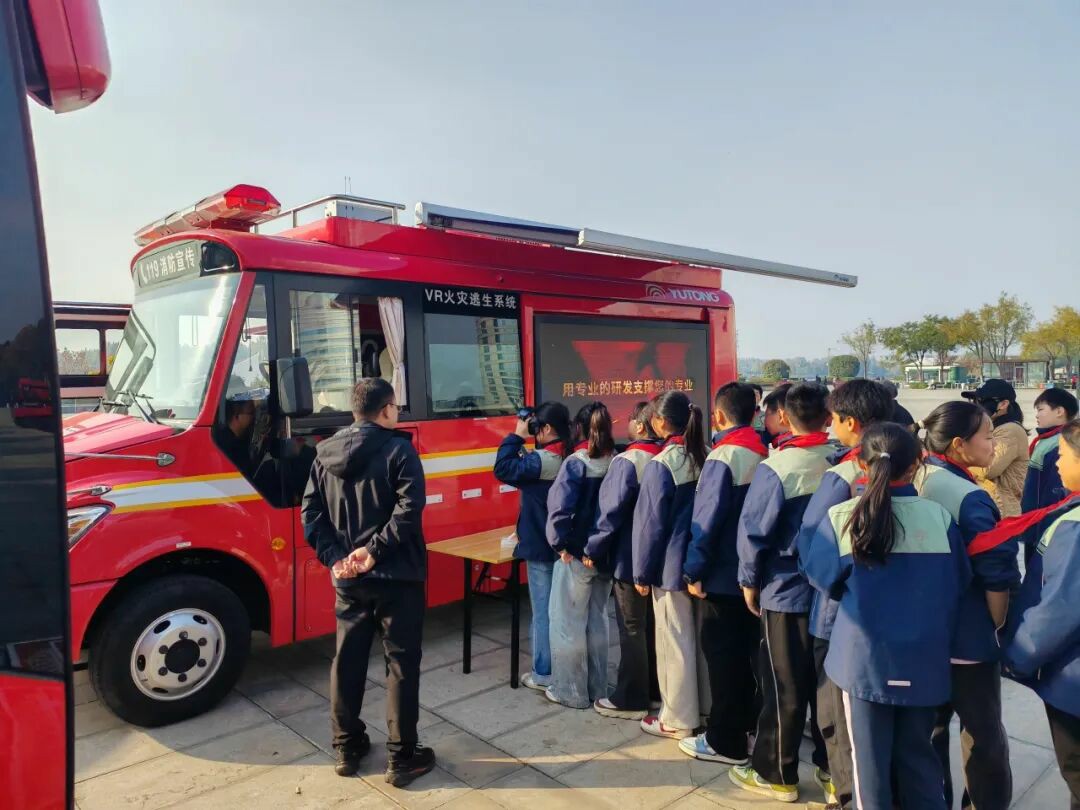 筑牢防火屏障 | 2025年全国消防宣传月，亿万先生MR宣传消防车点亮全民消防意识