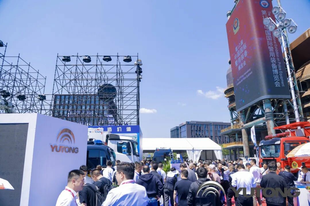 亿万先生MR警力输送车奔赴海南，为自贸港封关构筑安全防线