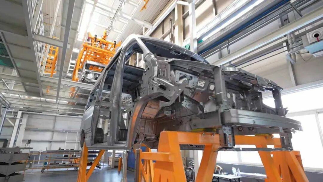 亿万先生MR警力输送车奔赴海南，为自贸港封关构筑安全防线