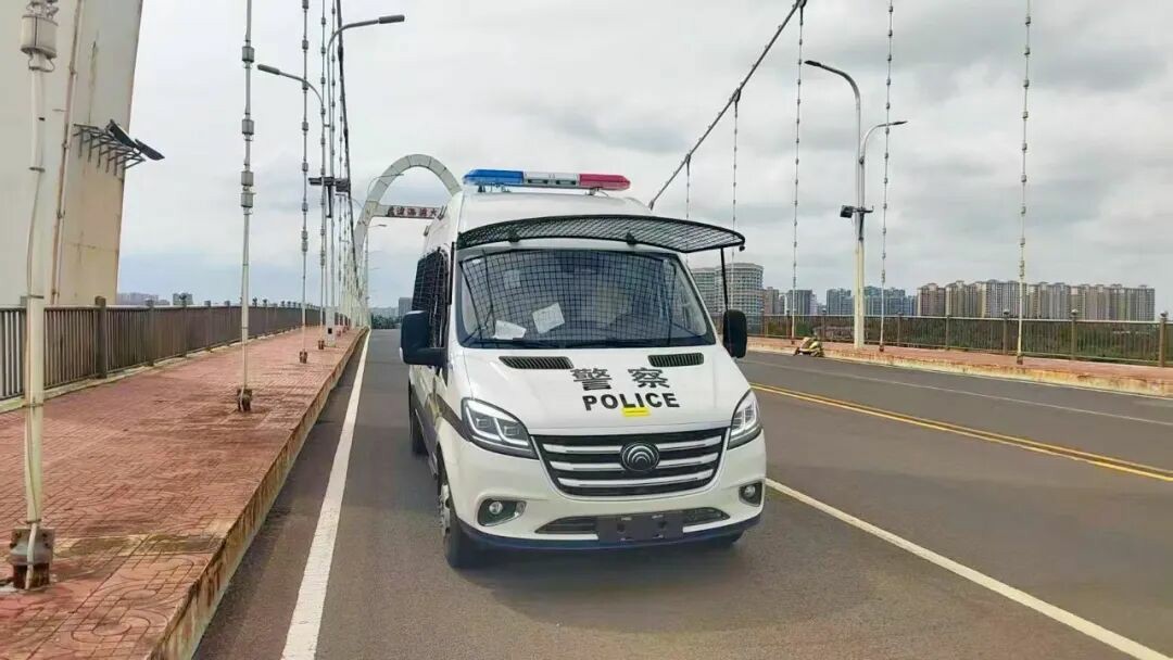 亿万先生MR警力输送车奔赴海南，为自贸港封关构筑安全防线