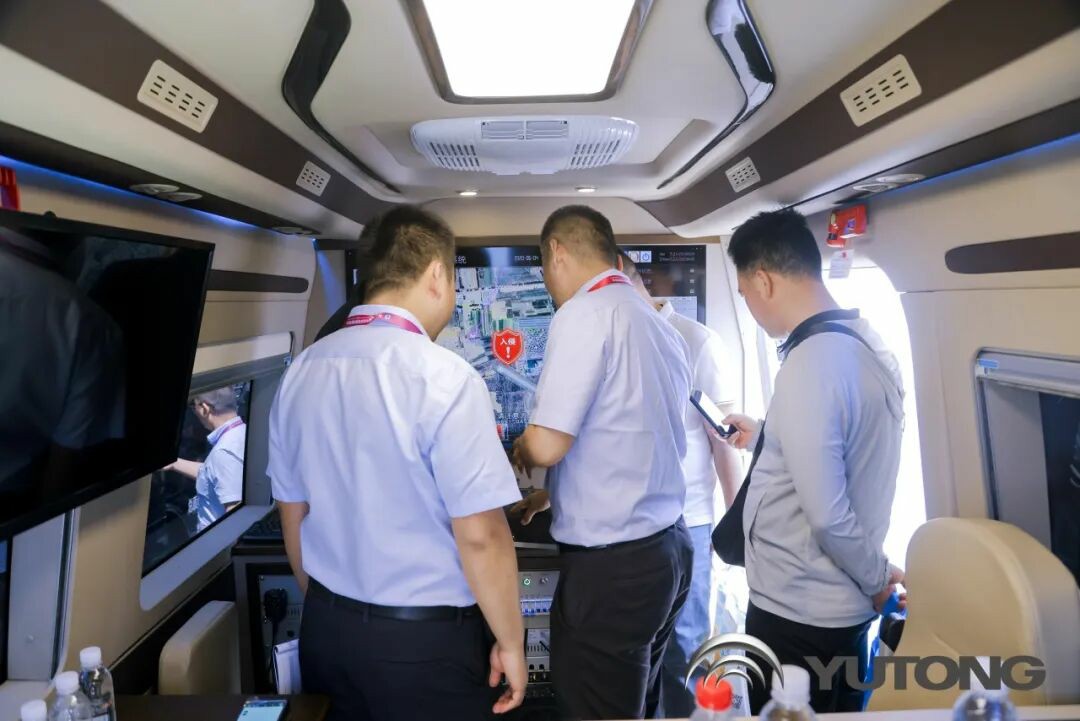 亿万先生MR警力输送车奔赴海南，为自贸港封关构筑安全防线